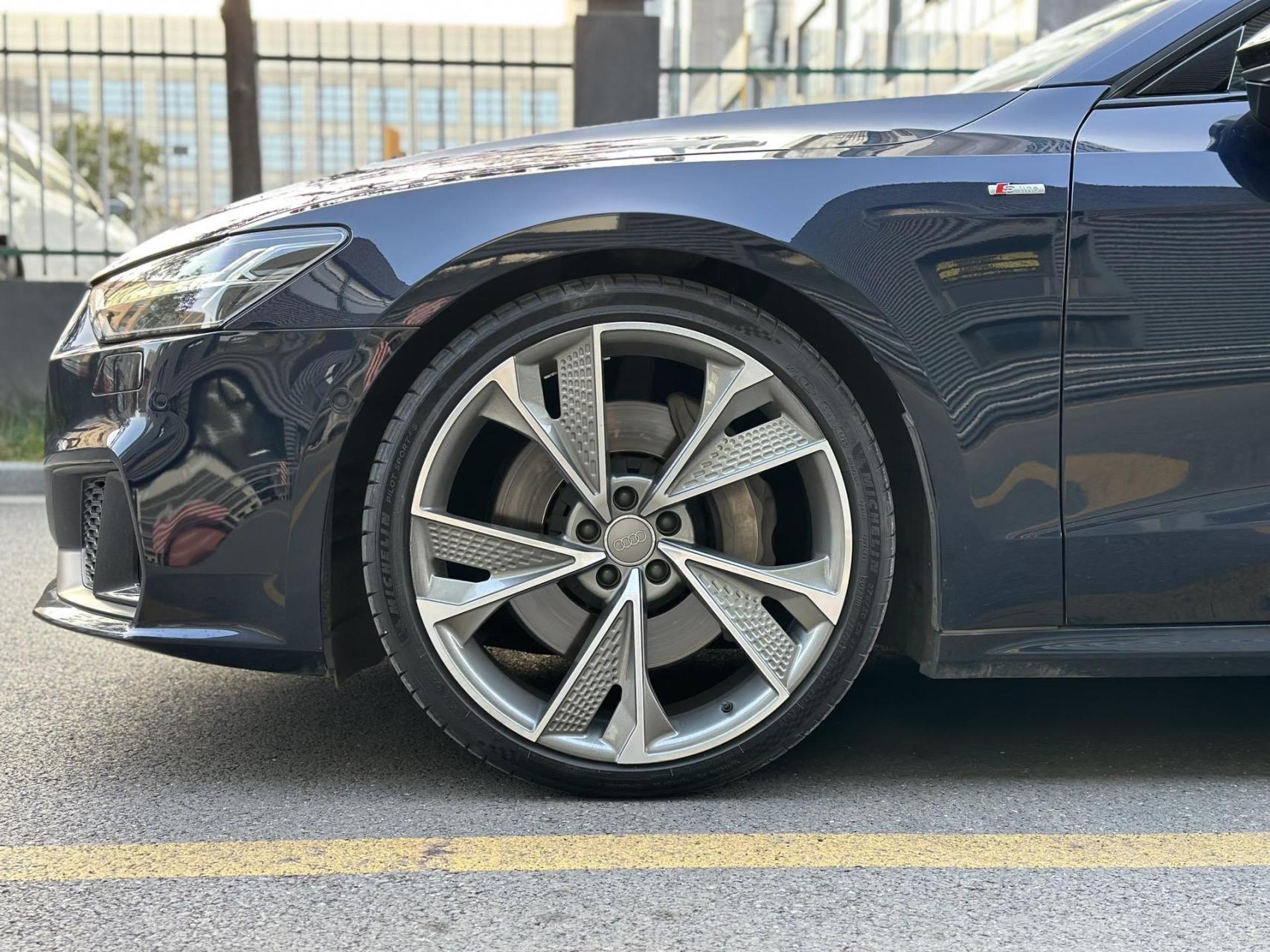 2019年7月奥迪a7 3.0t竞技版.苍穹蓝颜色 选配acc 抬显 空气悬挂 21寸