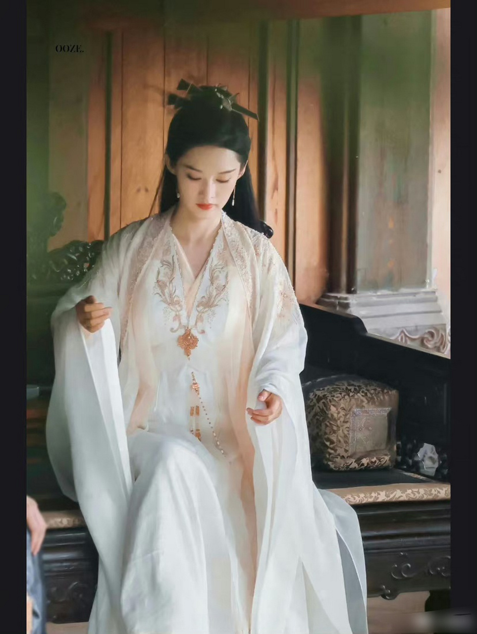 李沁太适合古装了,一身白衣穿出了清雅脱俗的气质,话说庆余年2的衣服
