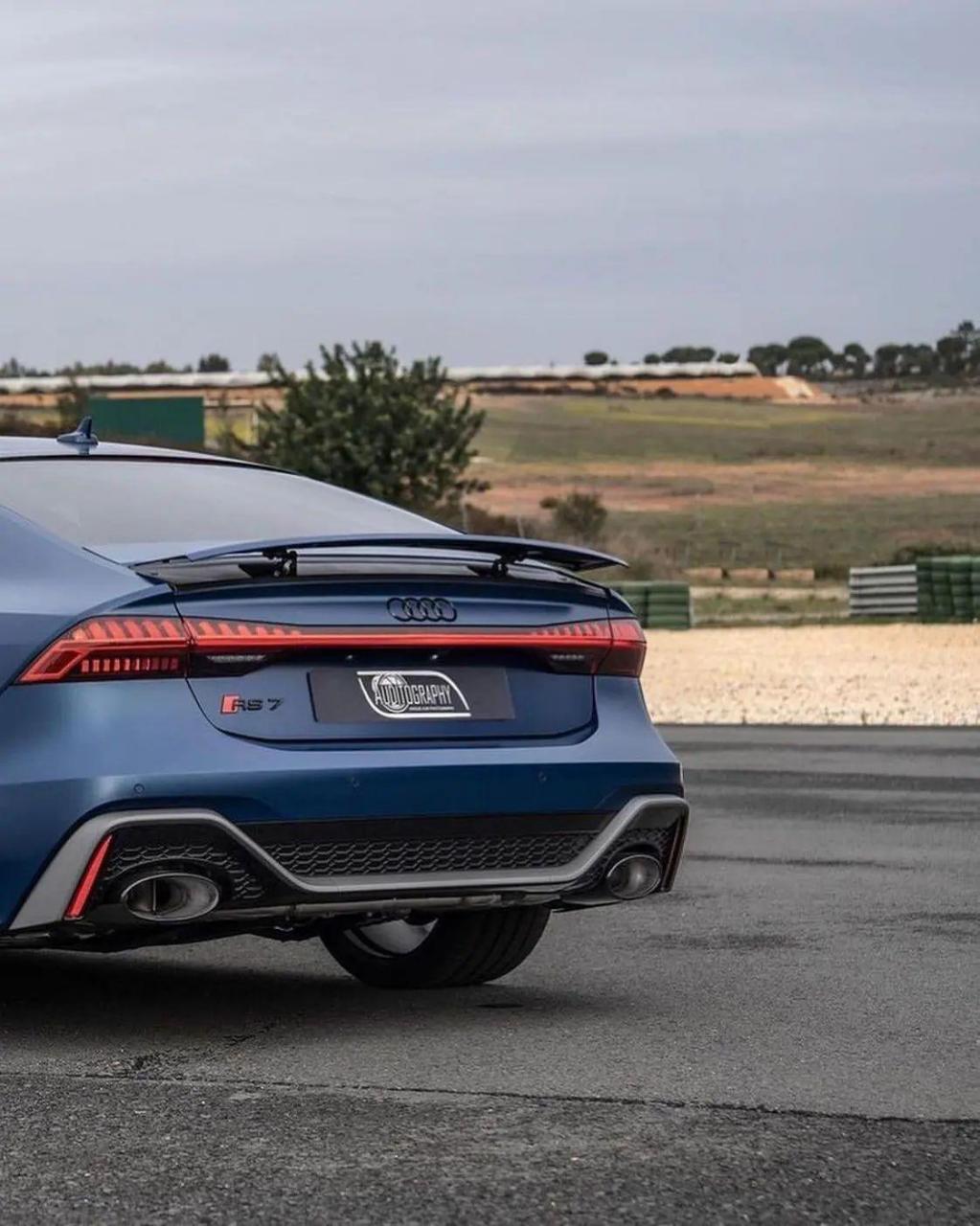 奥迪rs7 performance 前脸采用家族式设计,六边形熏黑进气格栅, 车顶