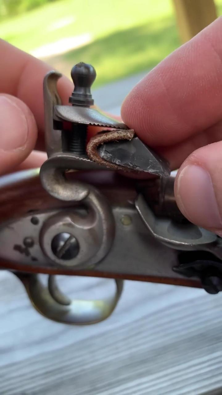 燧石枪的工作原理:燧石俗称火石,和铁器击打会产生火花,因此需要将它