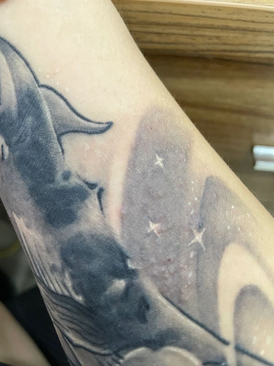 纹身半个月,起了很多小疙瘩巨痒  纹身半个月,先是很痒抓了几下就起