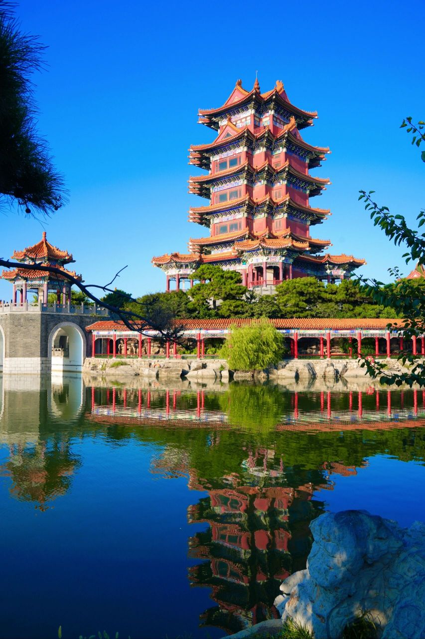 蓬莱·三仙山 蓬莱三仙山是个"仿古建筑的大公园"和西安的大唐芙蓉园