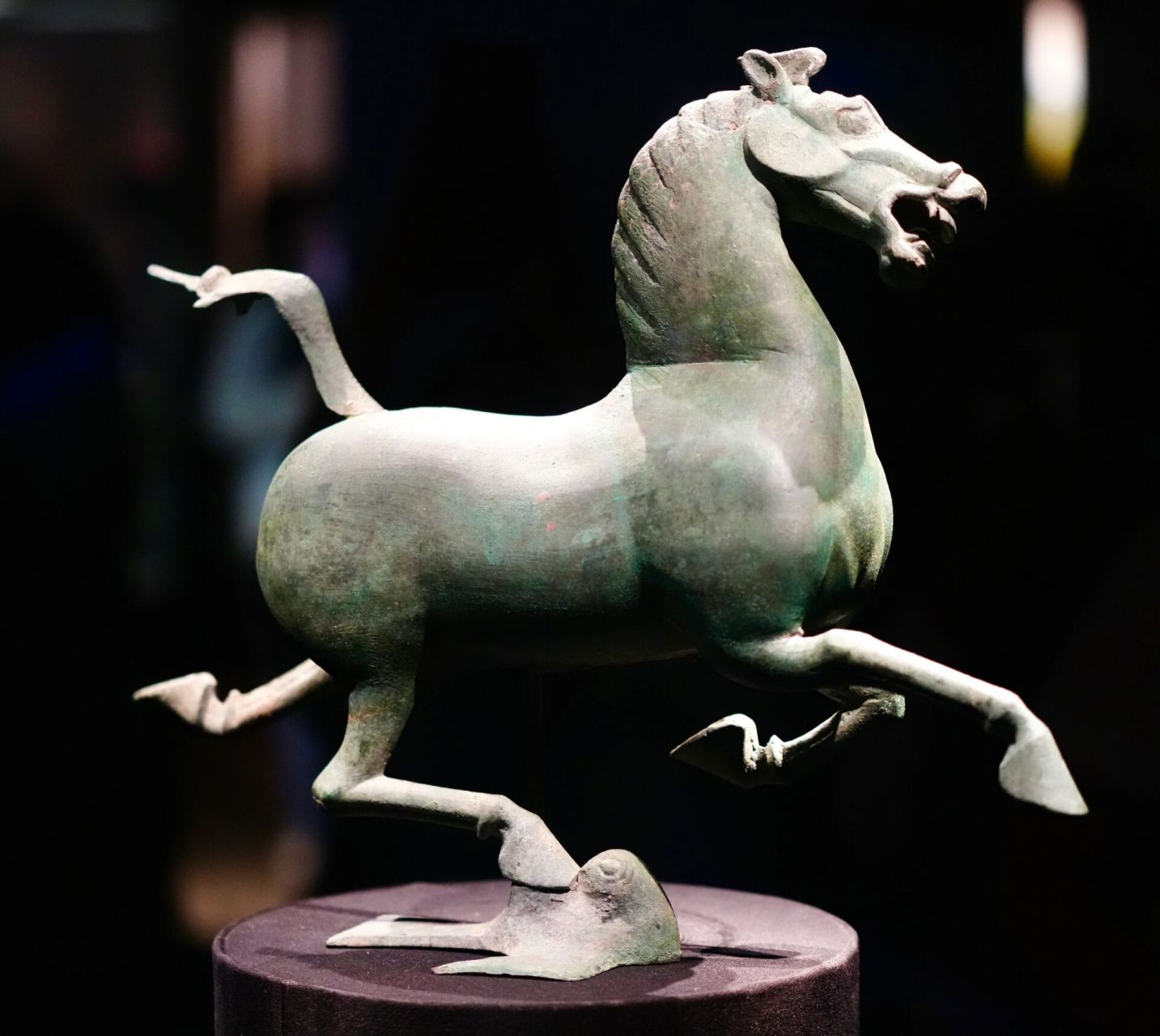 马踏飞燕-甘肃博物馆镇馆之宝 【马踏飞燕】 -风驰电掣的天马一脚踏在