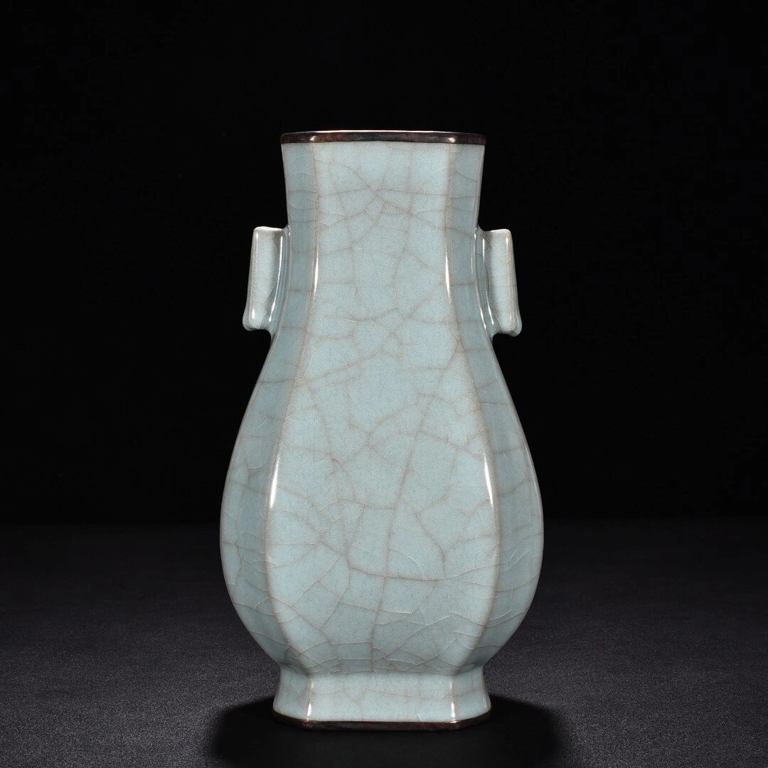 宋官窑青瓷八方贯耳瓶(镶铜口)高23厘米 宋官窑青瓷八方贯耳瓶(镶铜口