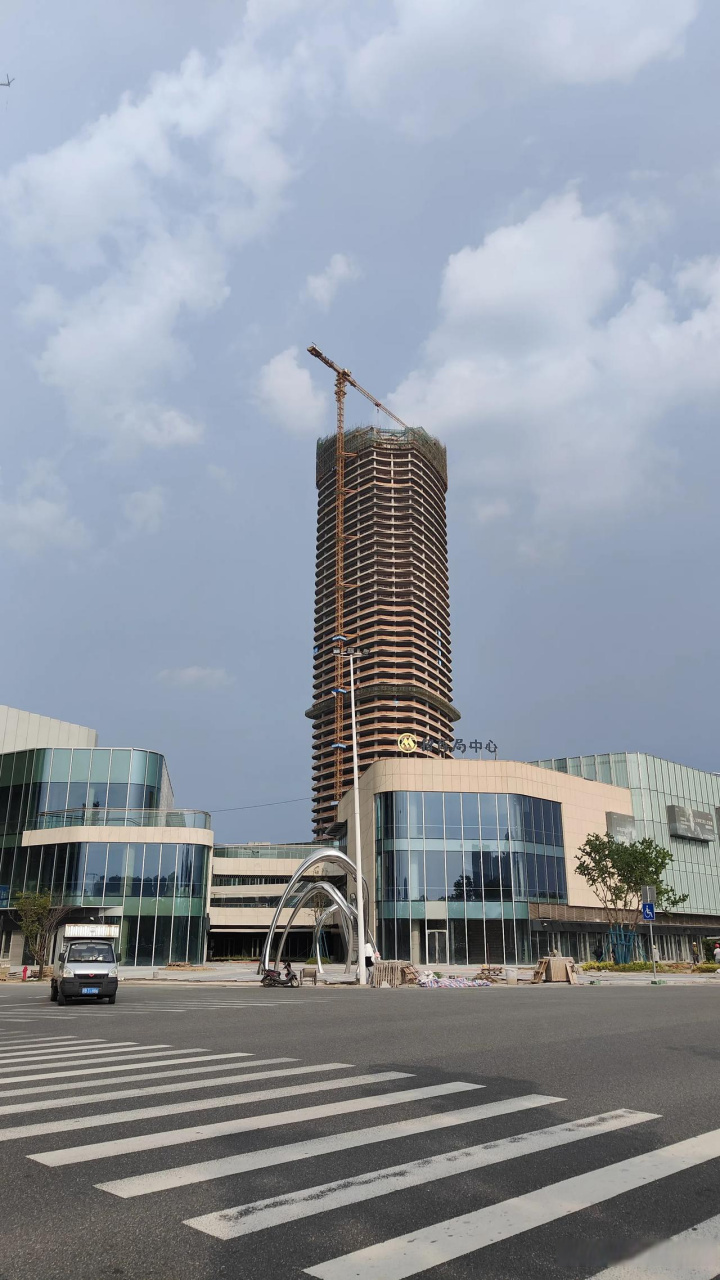 招商局中心看起来还是很霸气的.楼下有综合体,想做商业估计也蛮难.