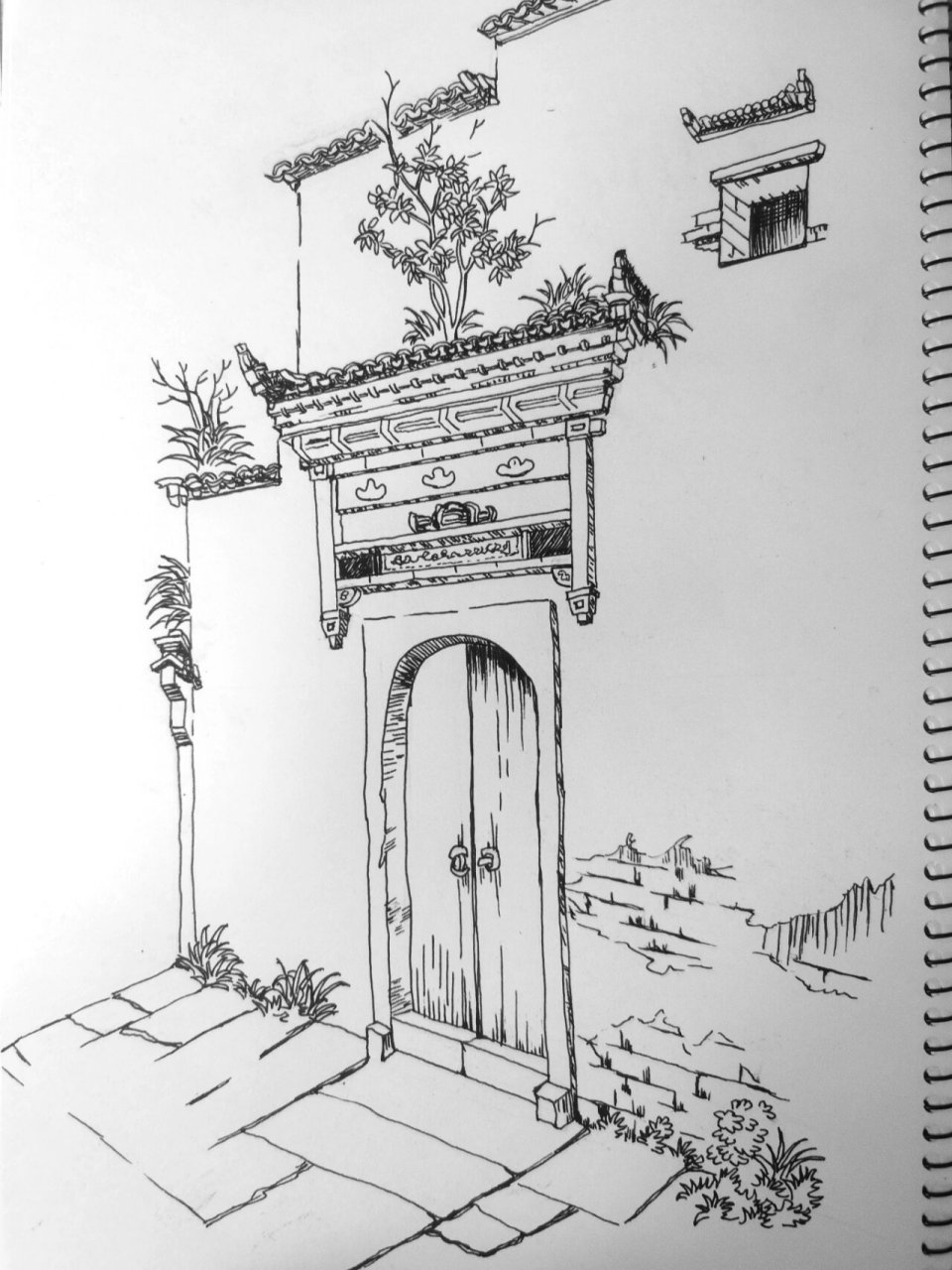 在古代,徽州年轻男子离乡踏上商路,马头墙是家人望远盼归的物化象征.