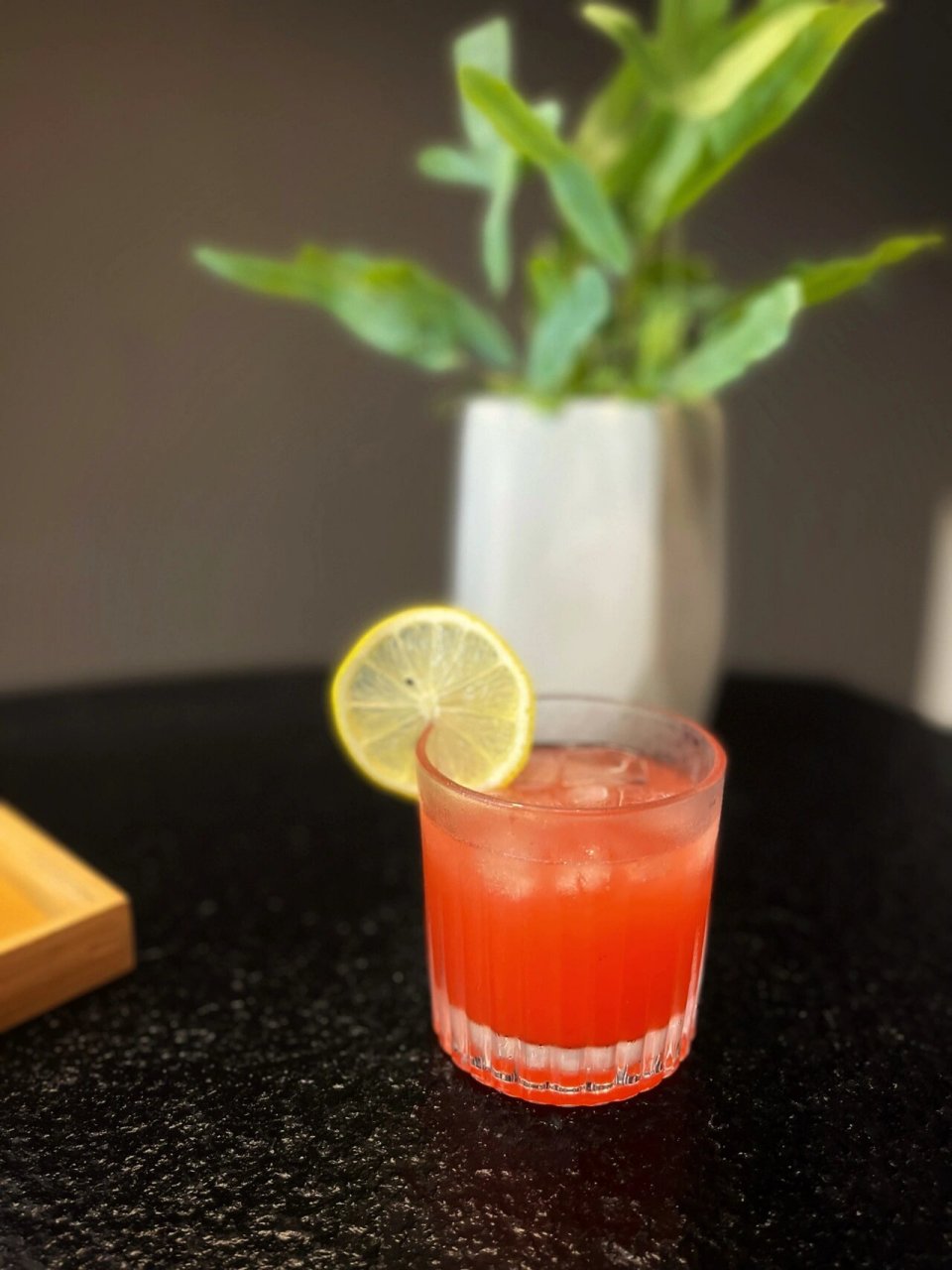 龙舌兰日落93是以龙舌兰为基酒,龙舌兰酒也是"特基拉酒",是墨西哥