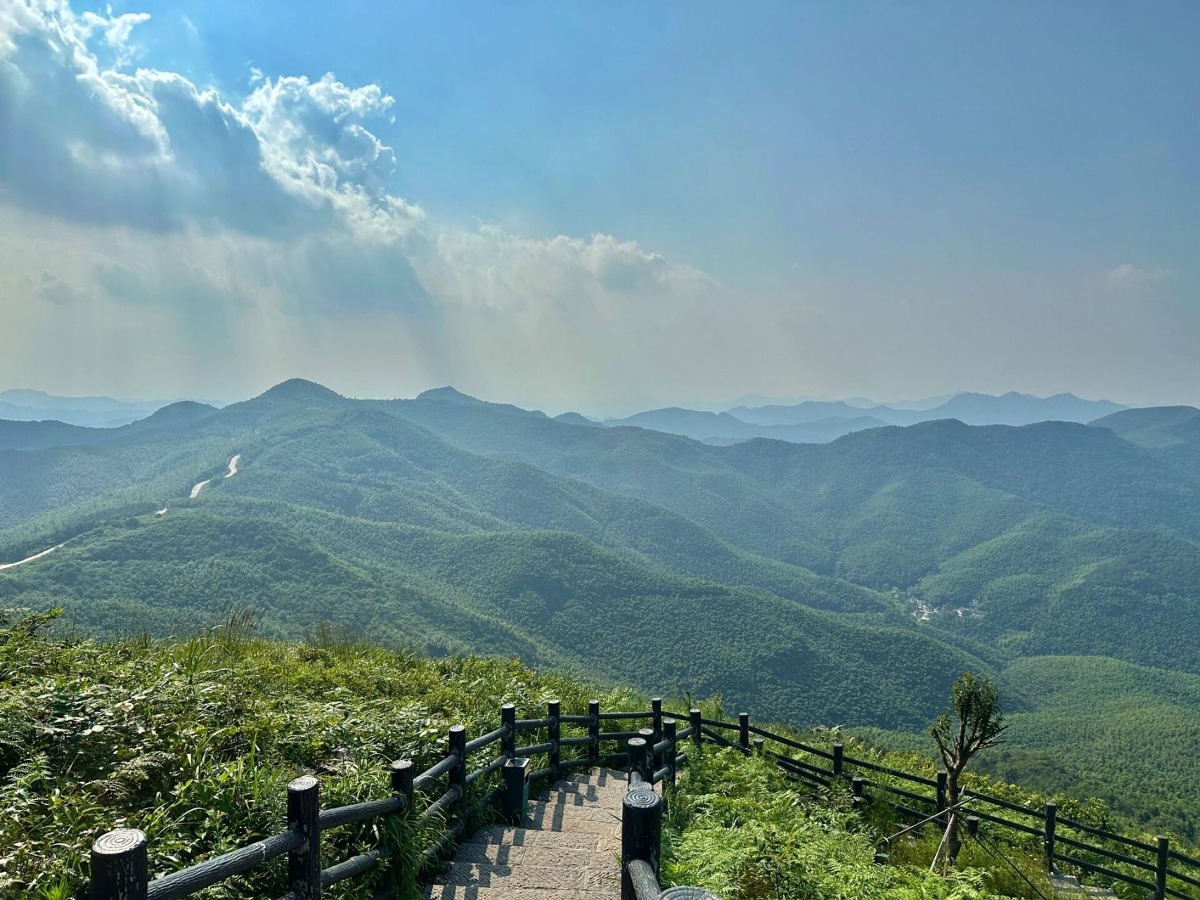 无为三公山登顶观落日 三公山位于长江北岸,属大别山余脉,因地跨枞阳