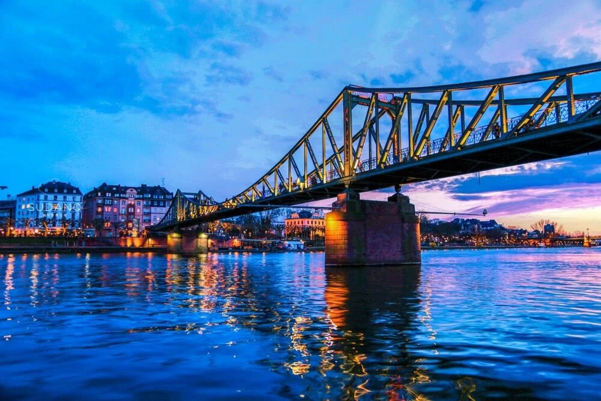 欧洲第一座吊桥,德国最浪漫的铁桥之一      	 法兰克福之旅,印象最深