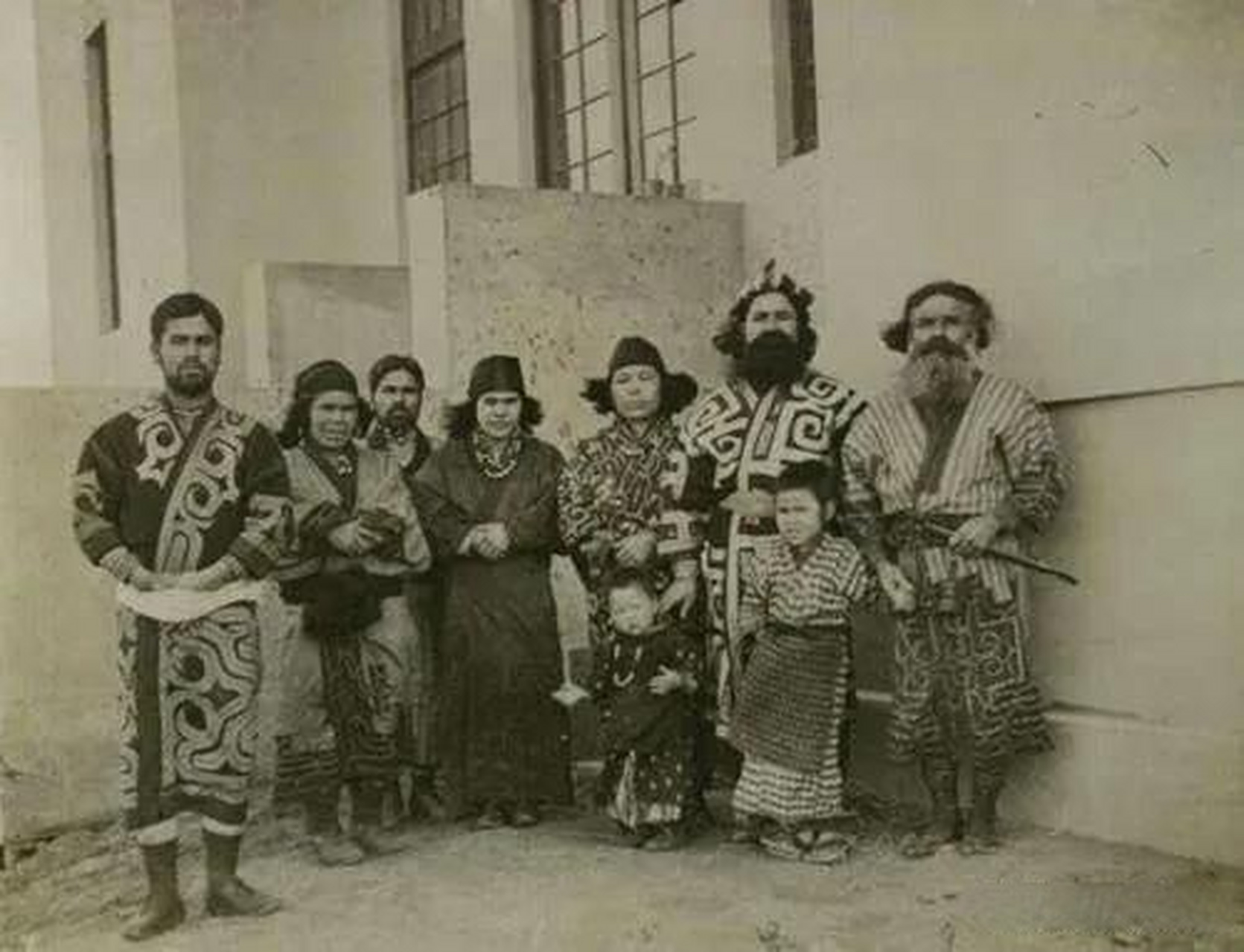 虾夷族,也叫阿依努人,属于日本的一个少数民族.