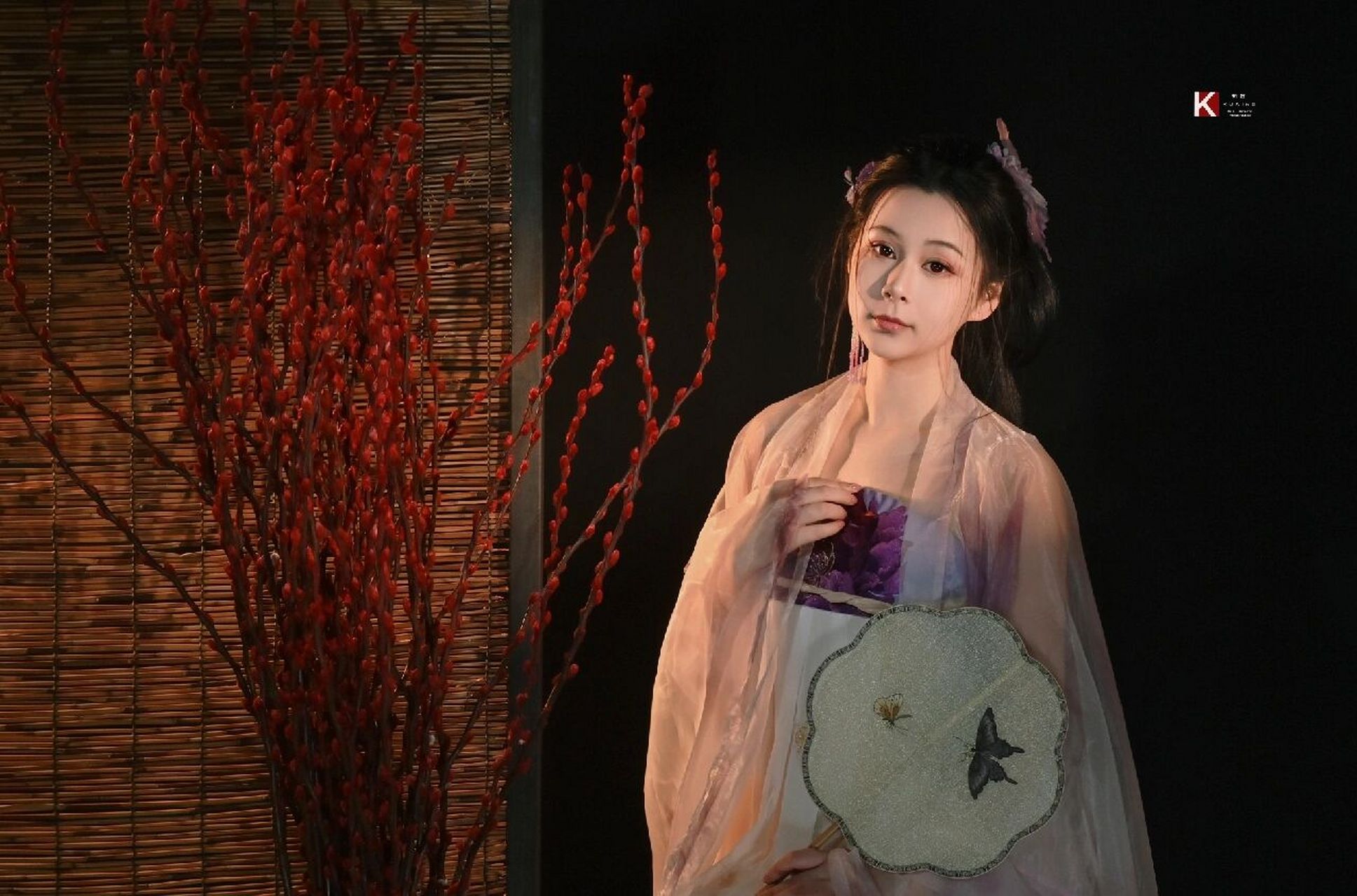 工作室里弄了个黑背景,简单做了个背景,汉服人像一组.