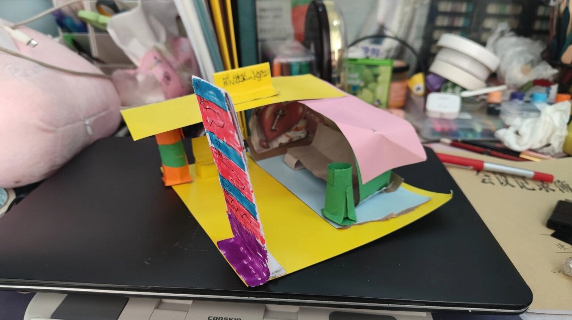 浙美六上《公交站台设计》 来自民办小学六年级的手工课,课上完成度还