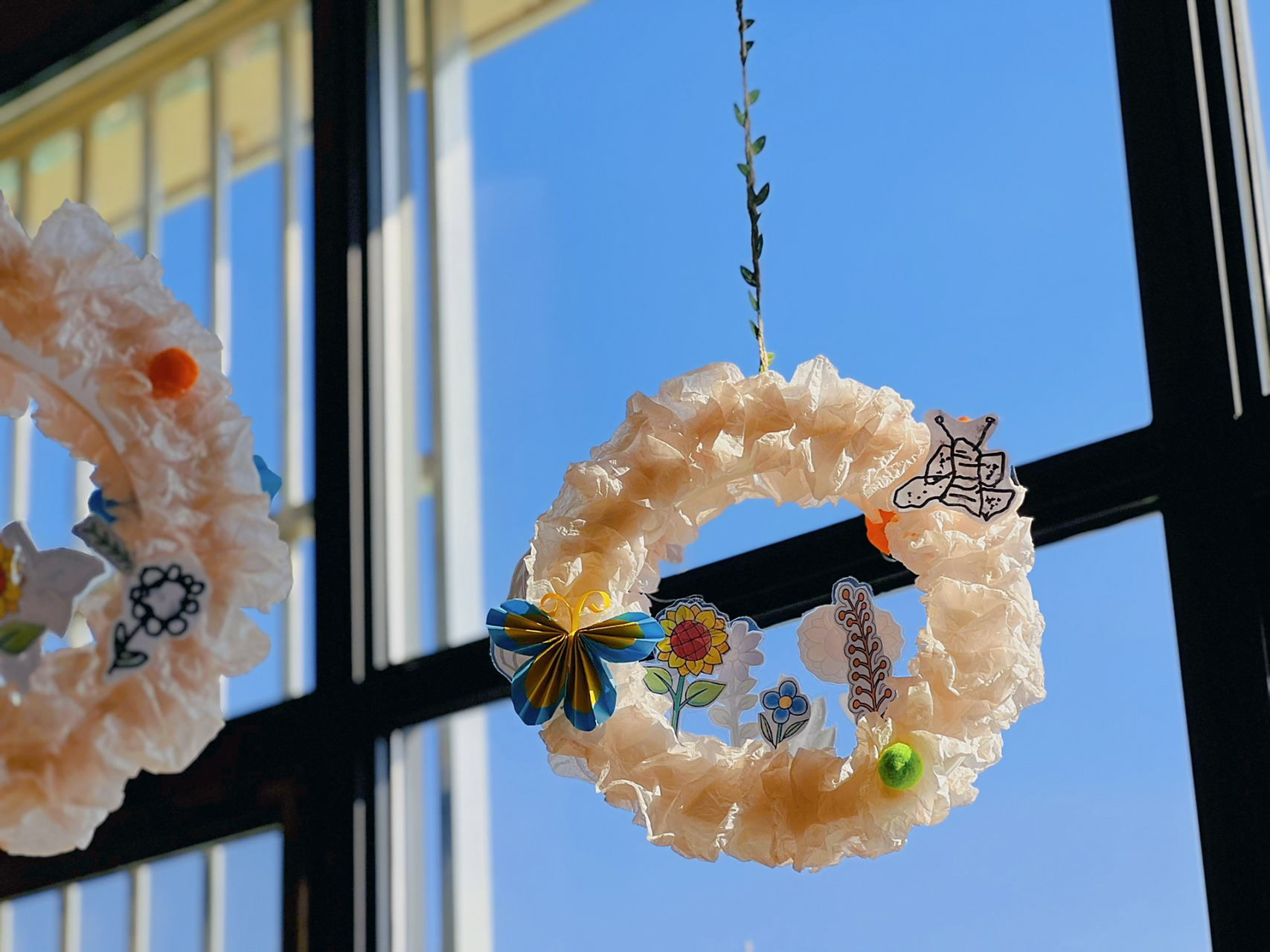 幼儿园春天教室吊饰环创