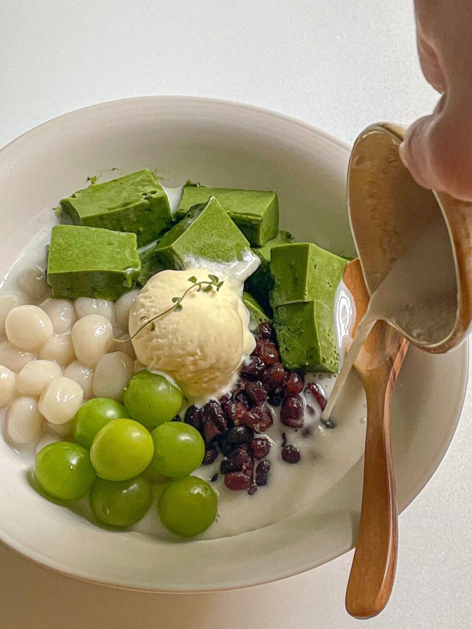炎炎夏日当然要来上一碗抹茶奶冻饱饱碗啦 抹茶奶冻搭配糯叽叽的