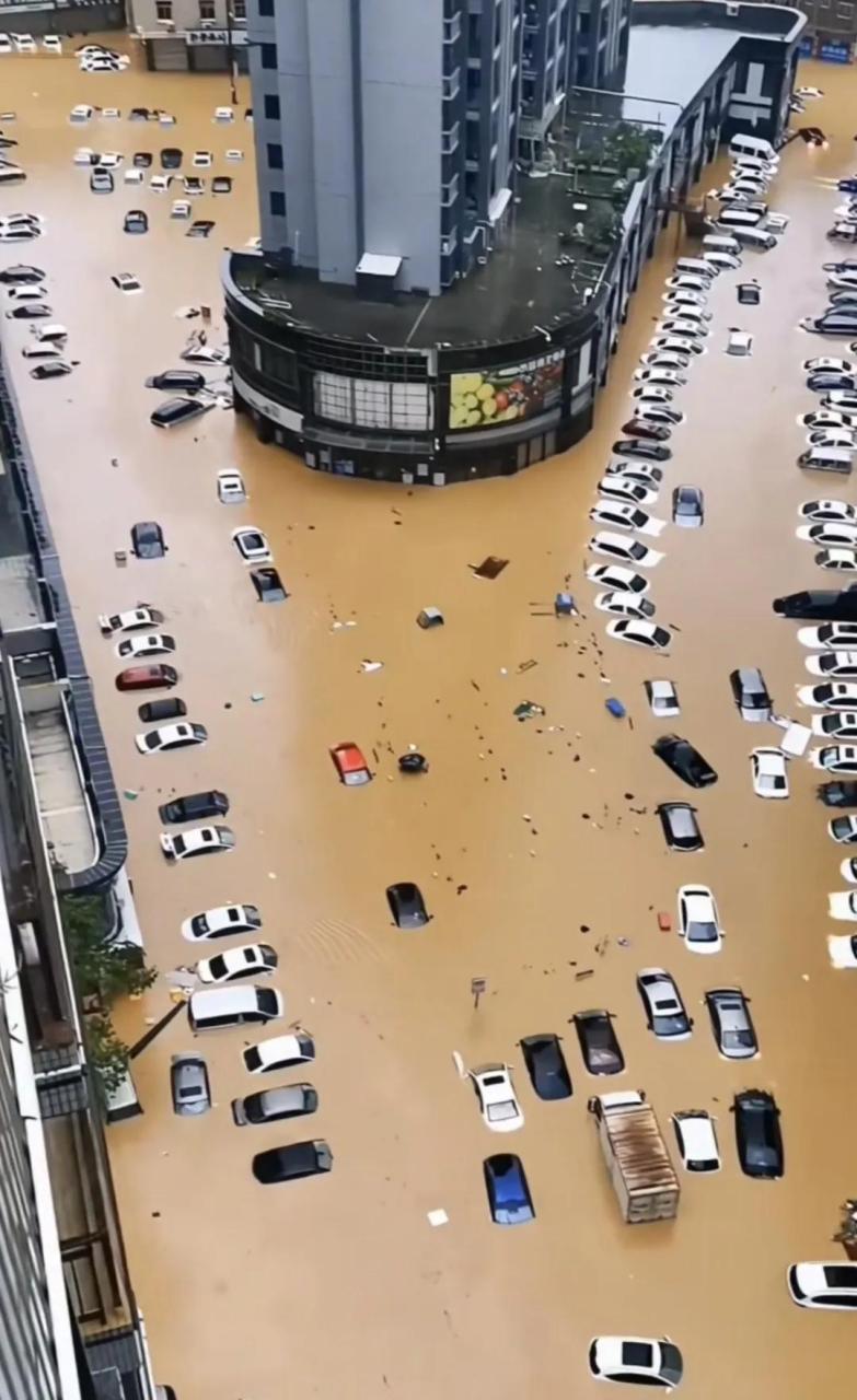 这次"杜苏芮"台风过境泉州,导致暴雨淹没了好多街道