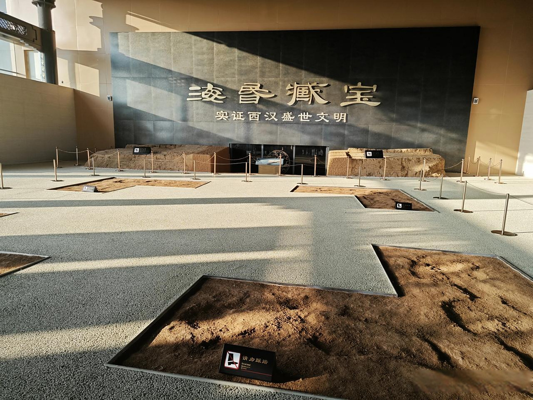 历史南昌汉代海昏侯国遗址博物馆展出了海昏侯国紫金城遗址和铁河古墓