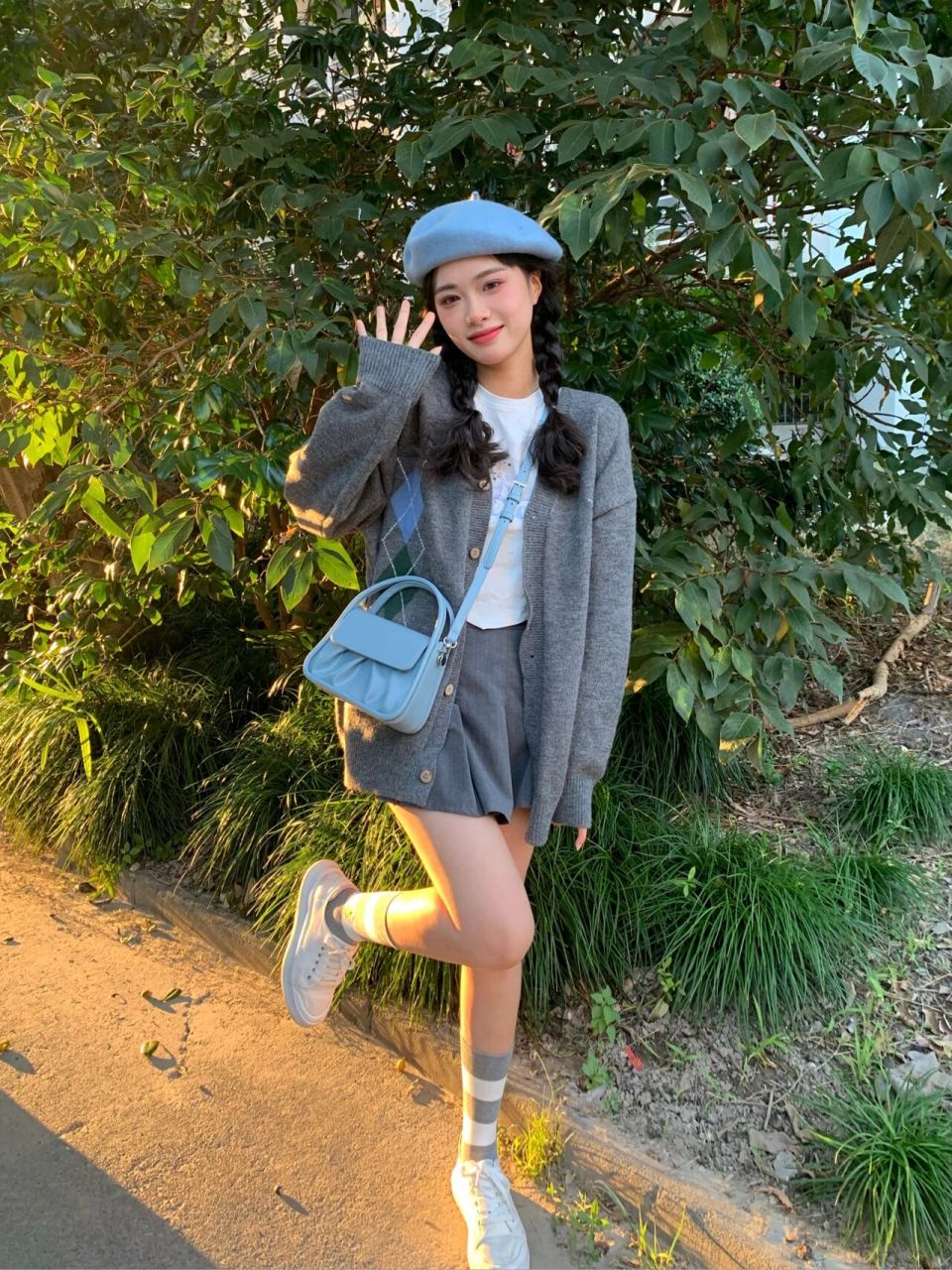 hi～这里是大头妹妹 落日前的九宫格全身照姿势来啦～ 可爱的女孩子