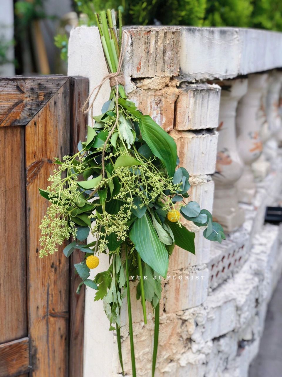 挂艾草是一种传统的习俗,就像春节的春联,看到艾草门挂,就到端午啦!