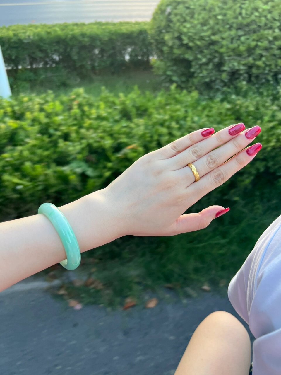 翡翠手镯果绿色带色 终于入到了一条带色的正圈手镯,绿上随手一拍出仙