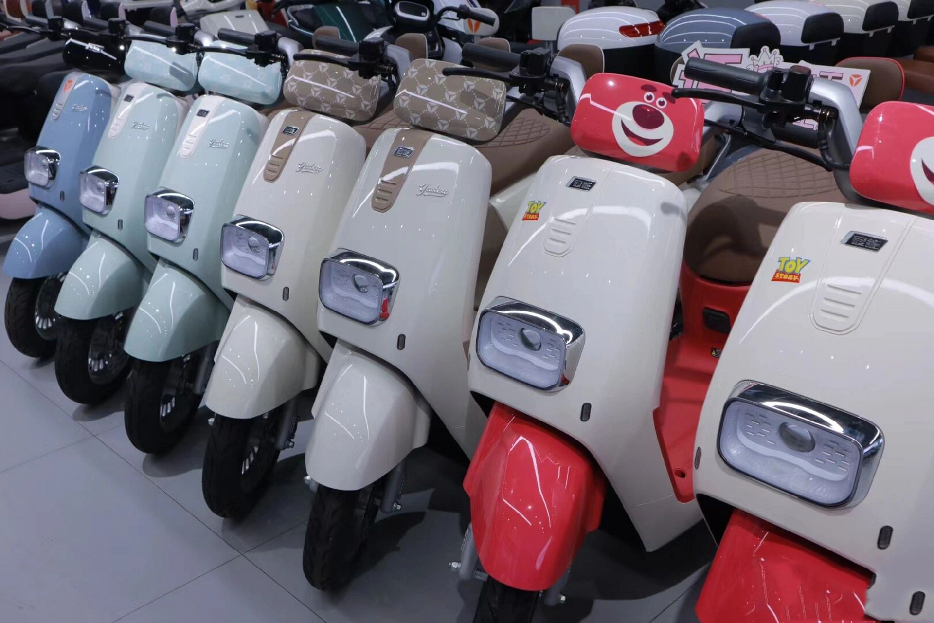 雅迪电动车雅迪冠能奢享q9,手机app 不需要考驾照的车车q9电自版来啦!