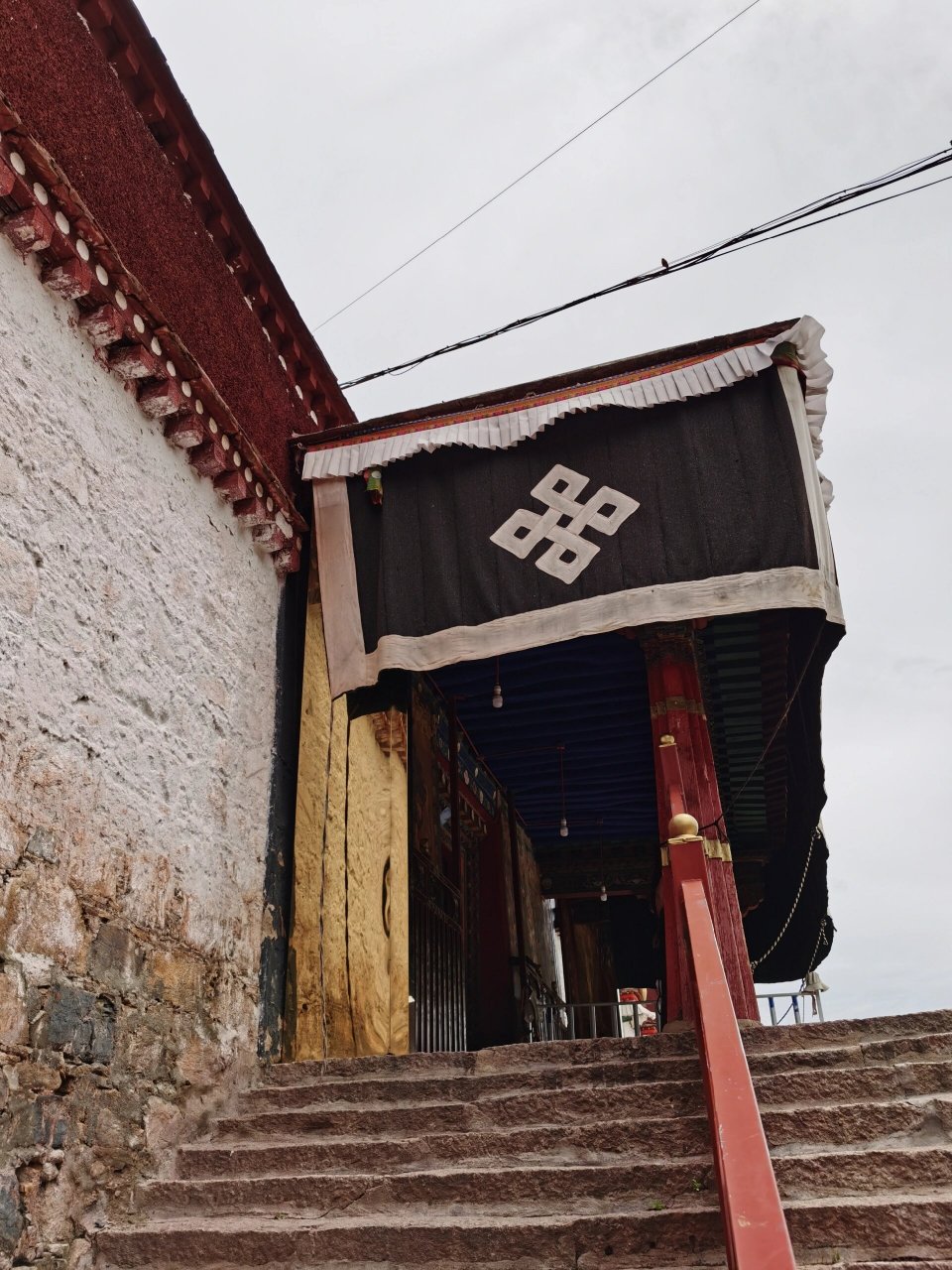 乃琼寺大殿及四廊的壁画色彩浓重辉煌,和其他寺庙不同,颇值得一看