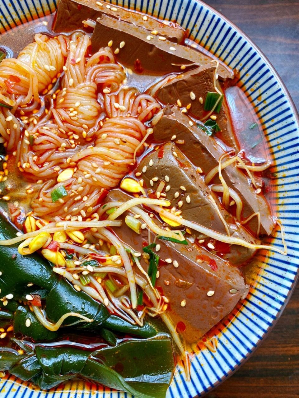 低卡川味麻辣烫,做法简单 香嫩入味的鸭血 爽口的豆芽搭配上魔芋粉 香