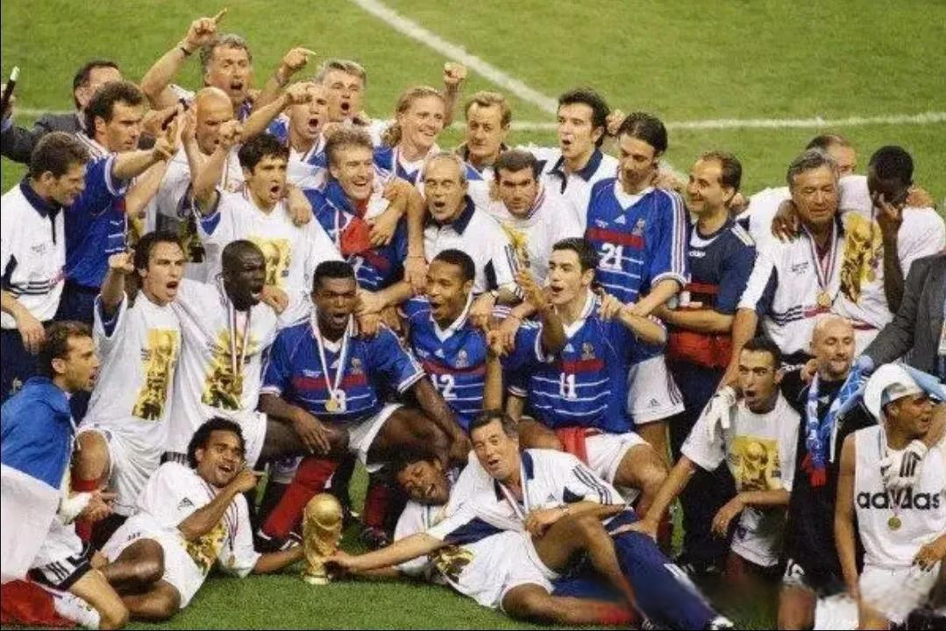 你有没有熬夜看球的经历1998年法国世界杯,在那时候我为了看球,最疯狂