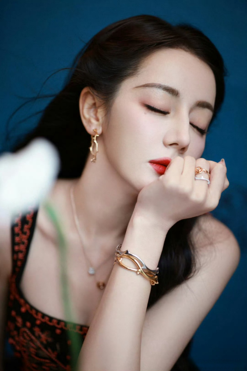 迪丽热巴红色刺绣吊带裙#dear-迪丽热巴 今日线下活动造型释出～红色