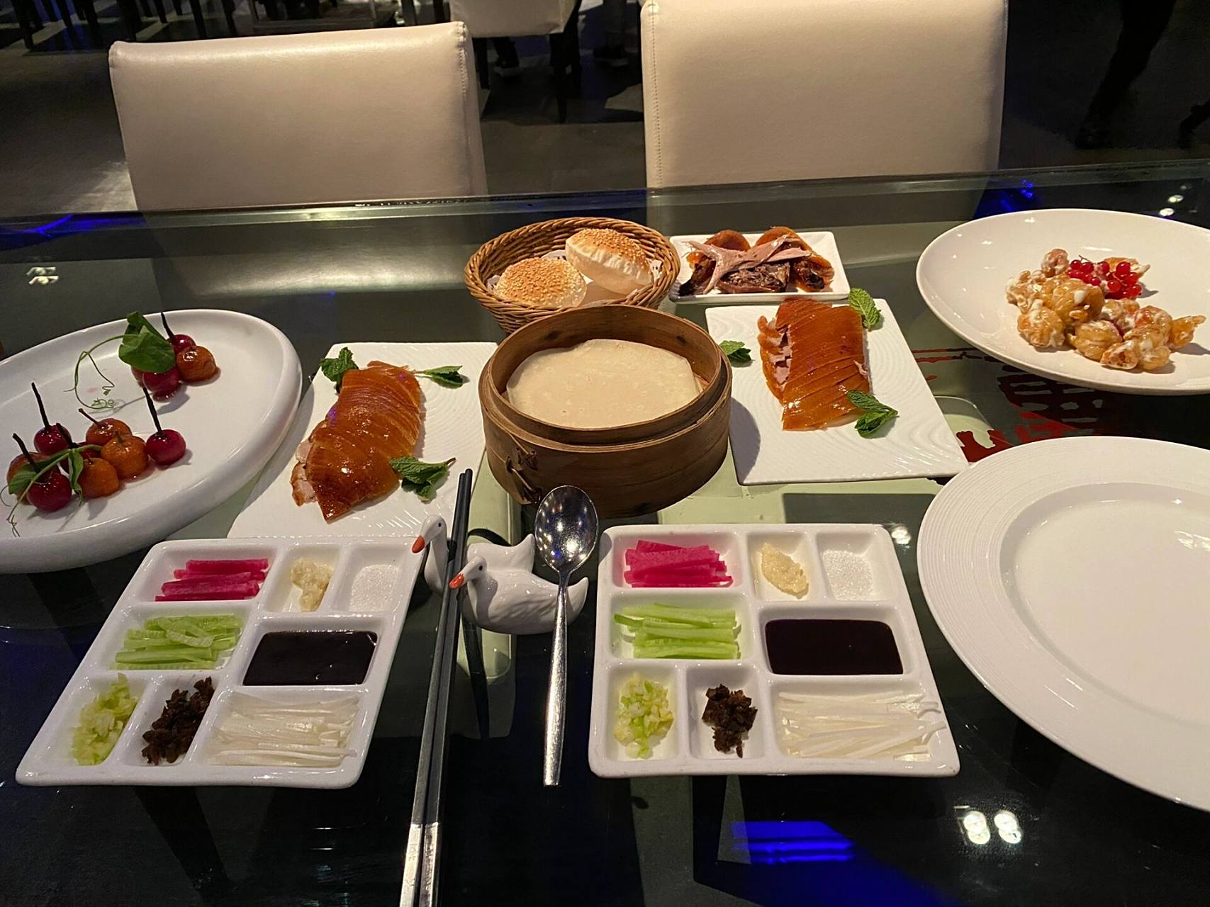 大董的烤鸭确实比其他家好吃一些 之前觉得工体店环境最好,现在好像关