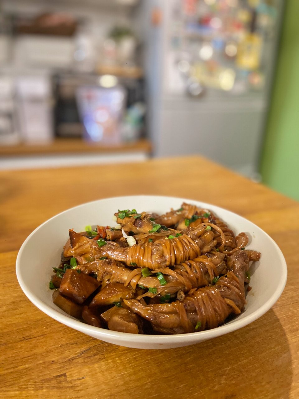 安徽名菜宣城水阳三宝鸭脚包 鸭脚包由一个鸭掌 一颗鸭心,用鸭肠缠绕