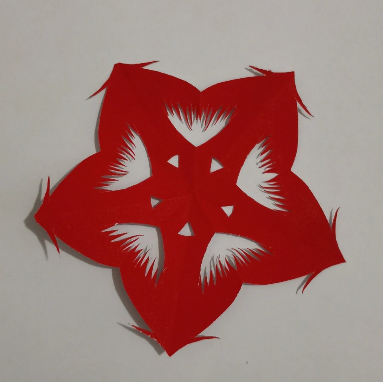 我家最有年味的一角# #剪纸# #送你一朵小红花# #手工