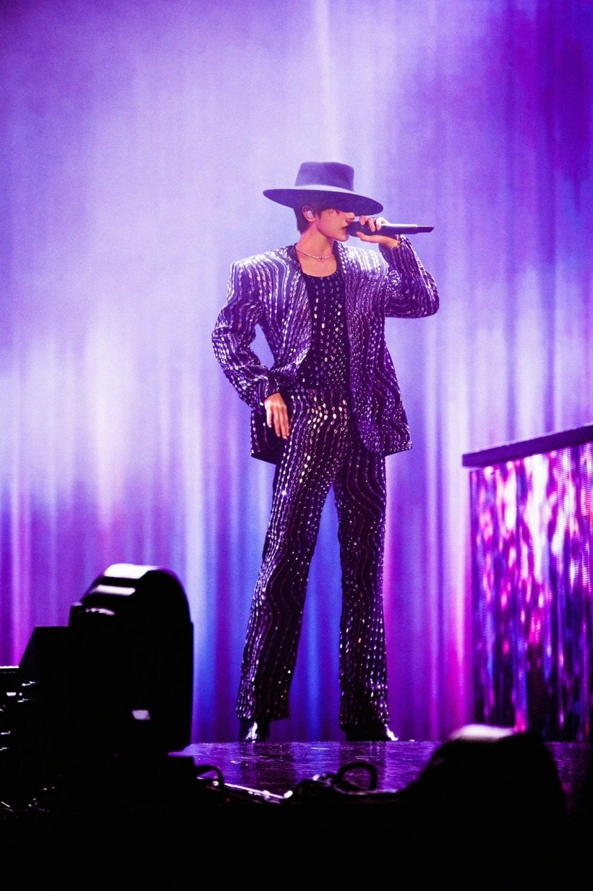 蔡徐坤演唱会造型梦回2021#.