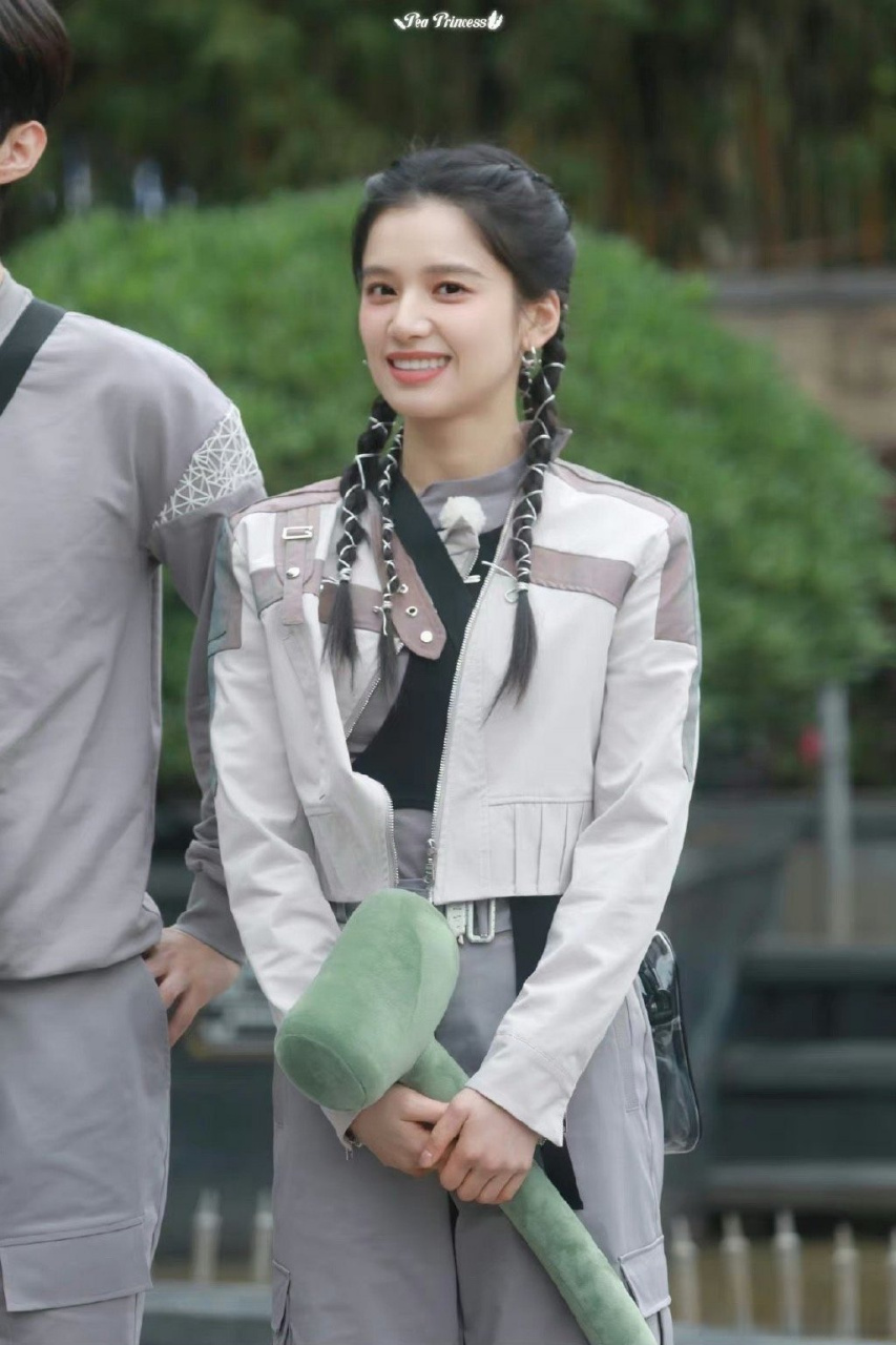 粉丝为见张婧仪去应聘保安# 张婧仪去成都录制跑男,粉丝为了见巳ゥ