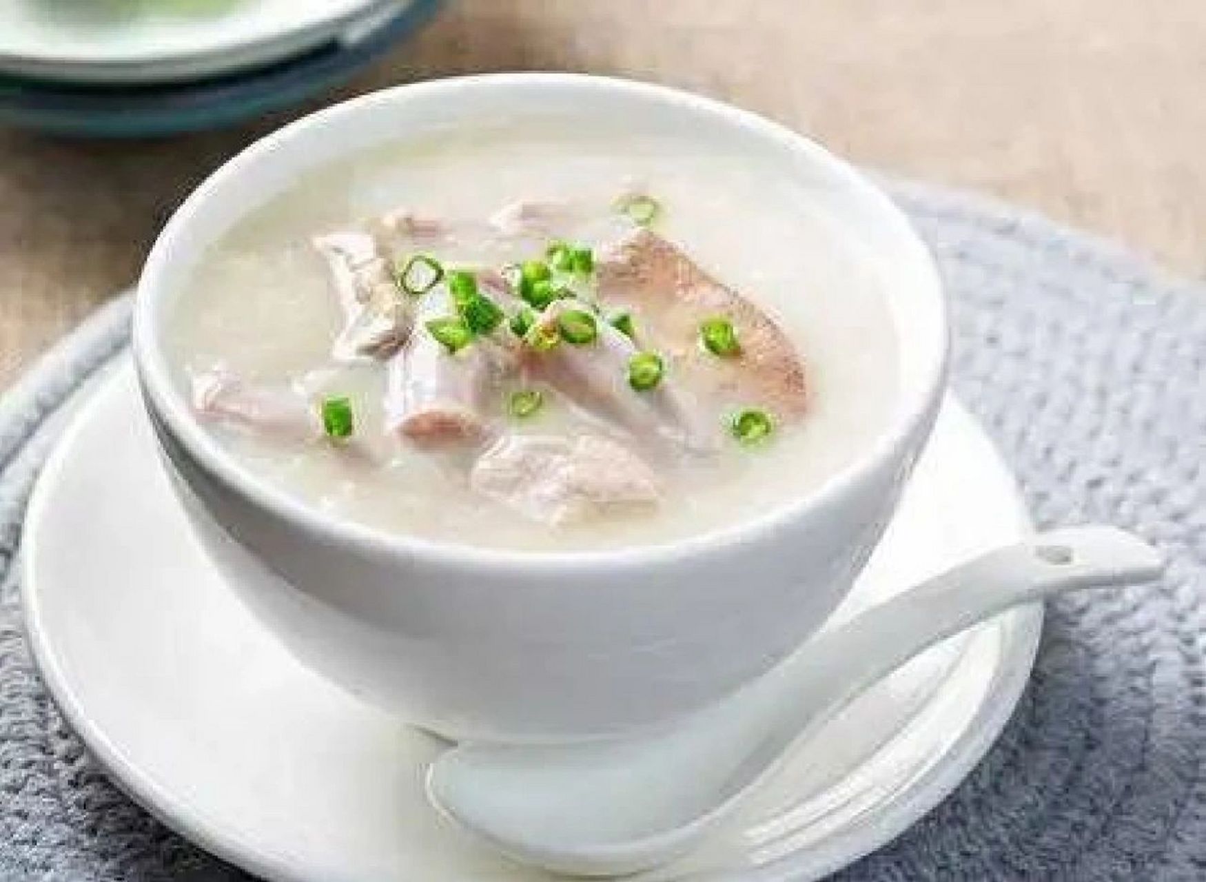 饮食推荐/猪肚糯米粥 中医认为, "秋季干燥, 上逆而咳多为痿厥", 故