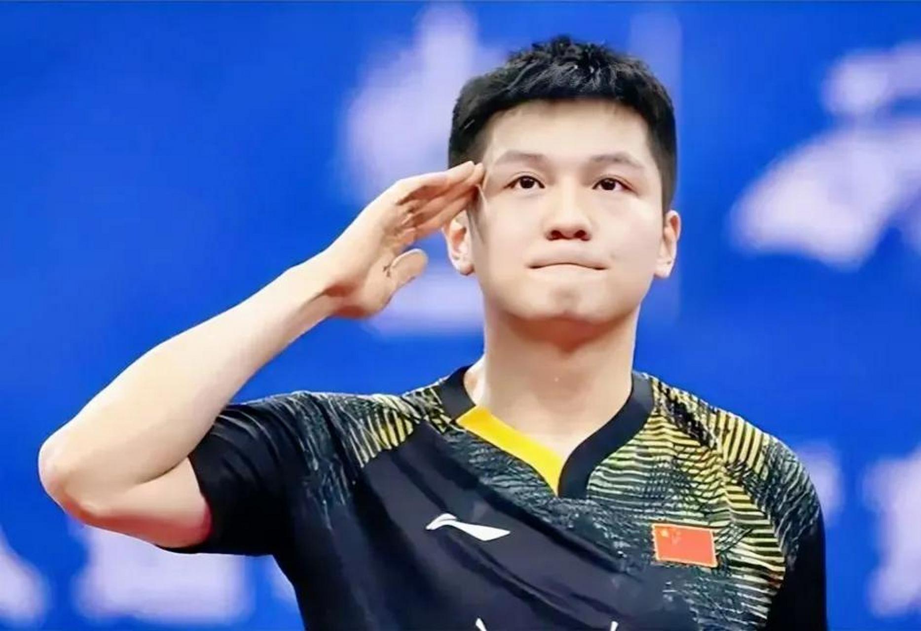 一身戎装的樊振东! 好帅,好精神! 发现樊振东也很喜欢抿嘴呢,哈哈!