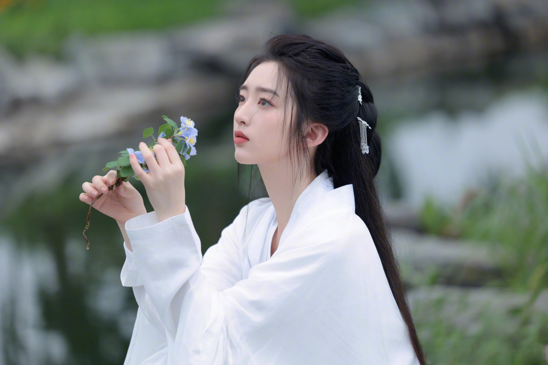 星尚人#@邓恩熙 惊鸿一瞥,一袭白衣清冷孤寂,眼里像诉说着无尽故事