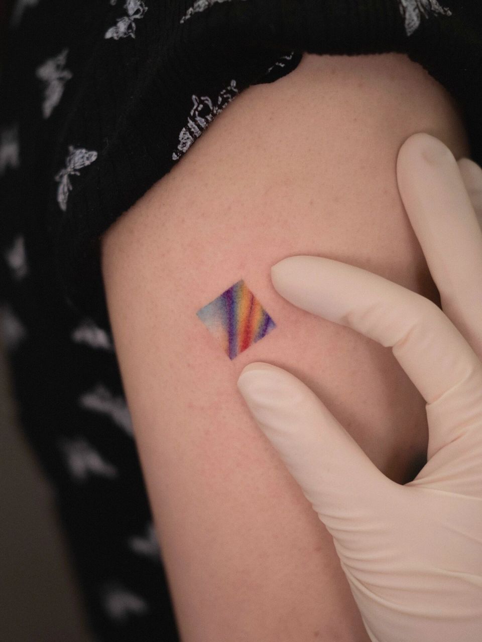 微光也能折射出彩虹|北京纹身|彩虹纹身