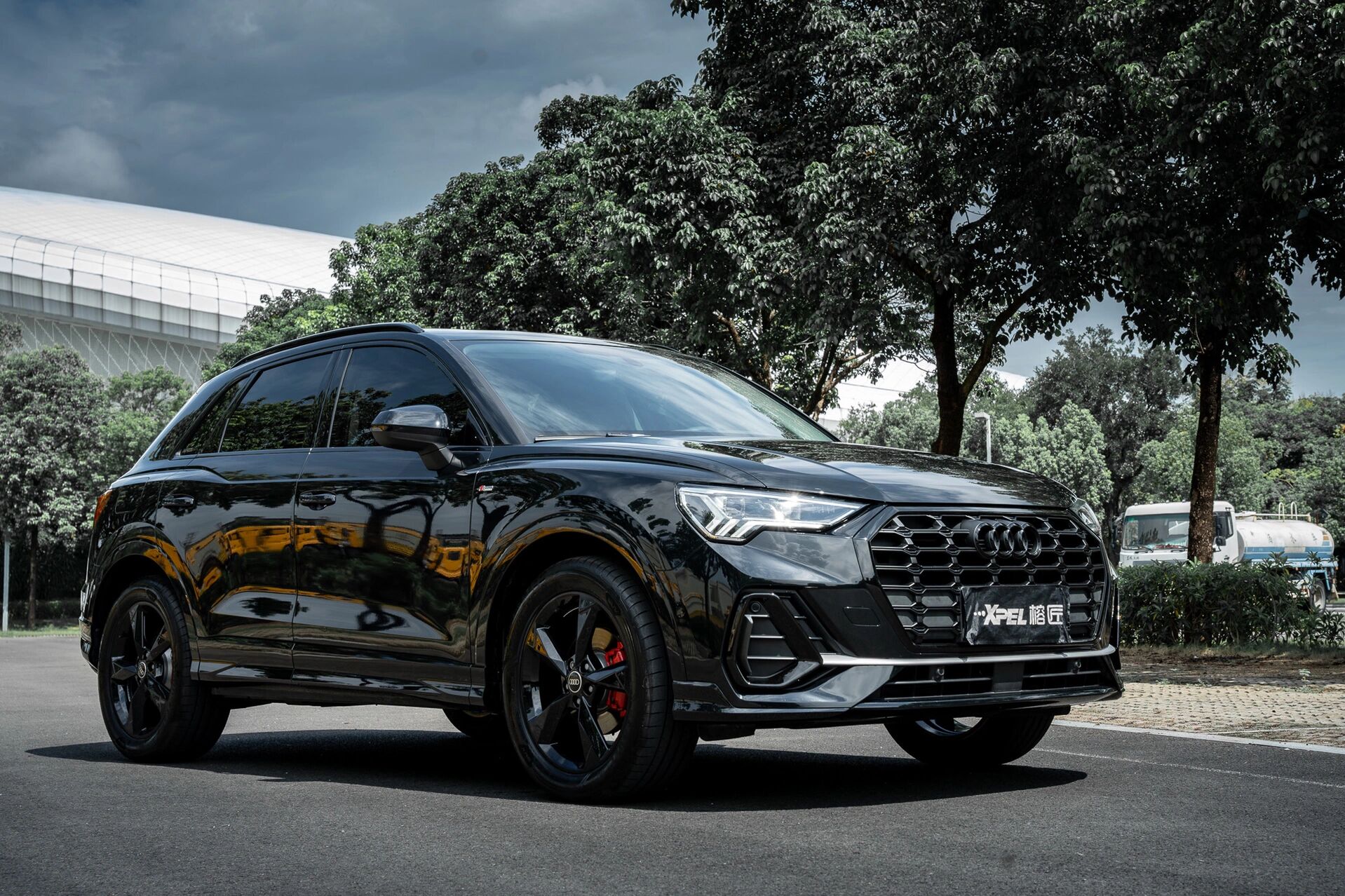 奥迪q3的黑武士之旅 原车的天灰给人清冷感 改造成黑武士后就妥妥的了