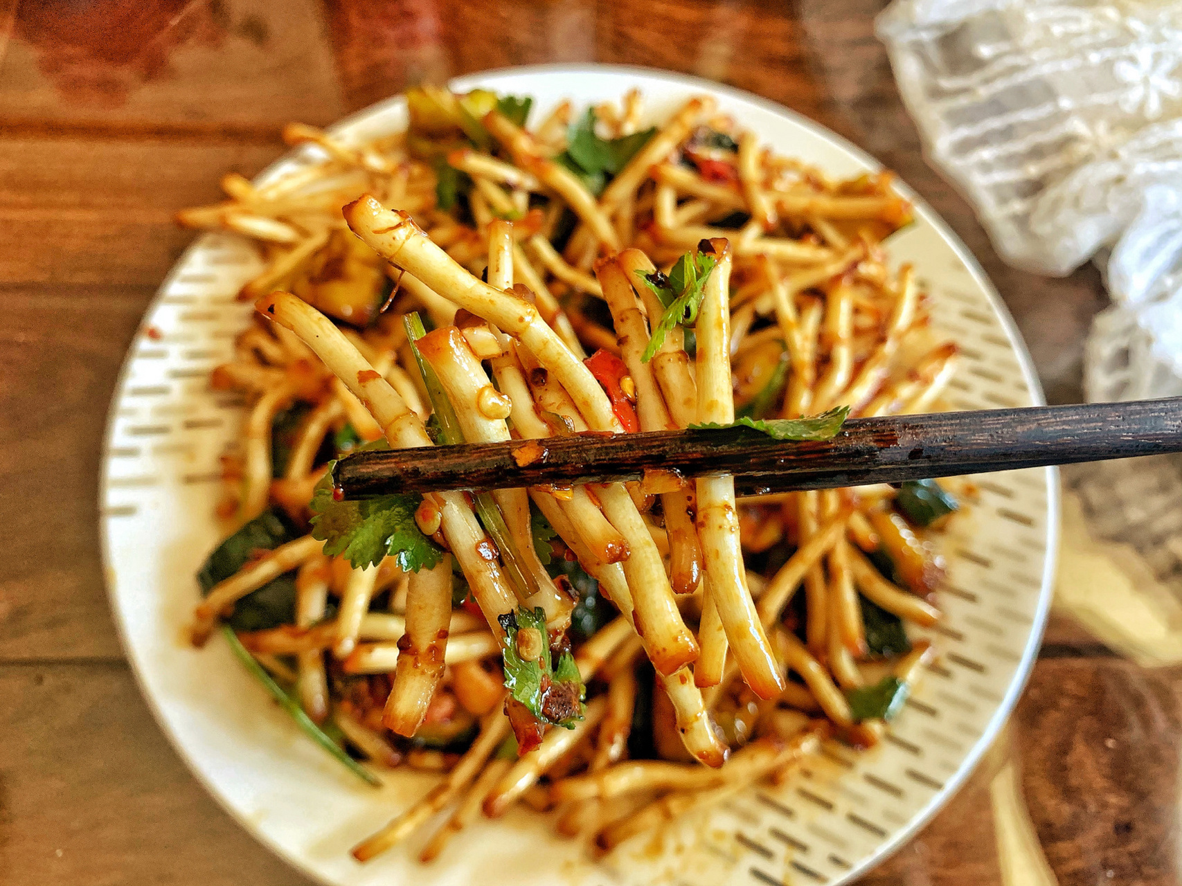 凉拌折耳根黄瓜 折耳根又称鱼腥草,清热解毒,利尿消肿 弄胃理气的功效