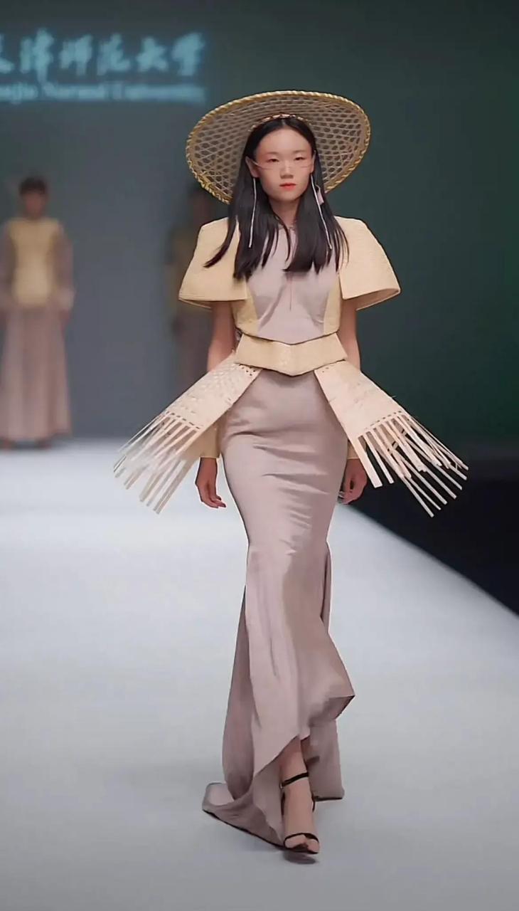 这才是中国人时装秀,清华美院的眯眯眼"大师"们看看!