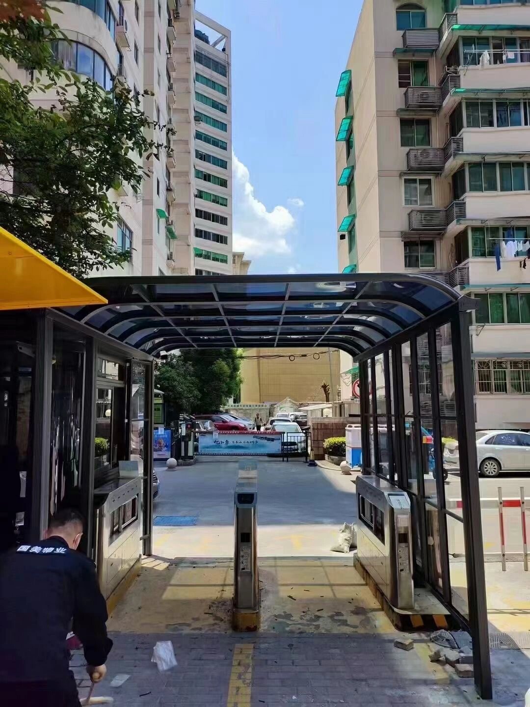 小区门口道闸户外双弯雨棚加侧封效果
