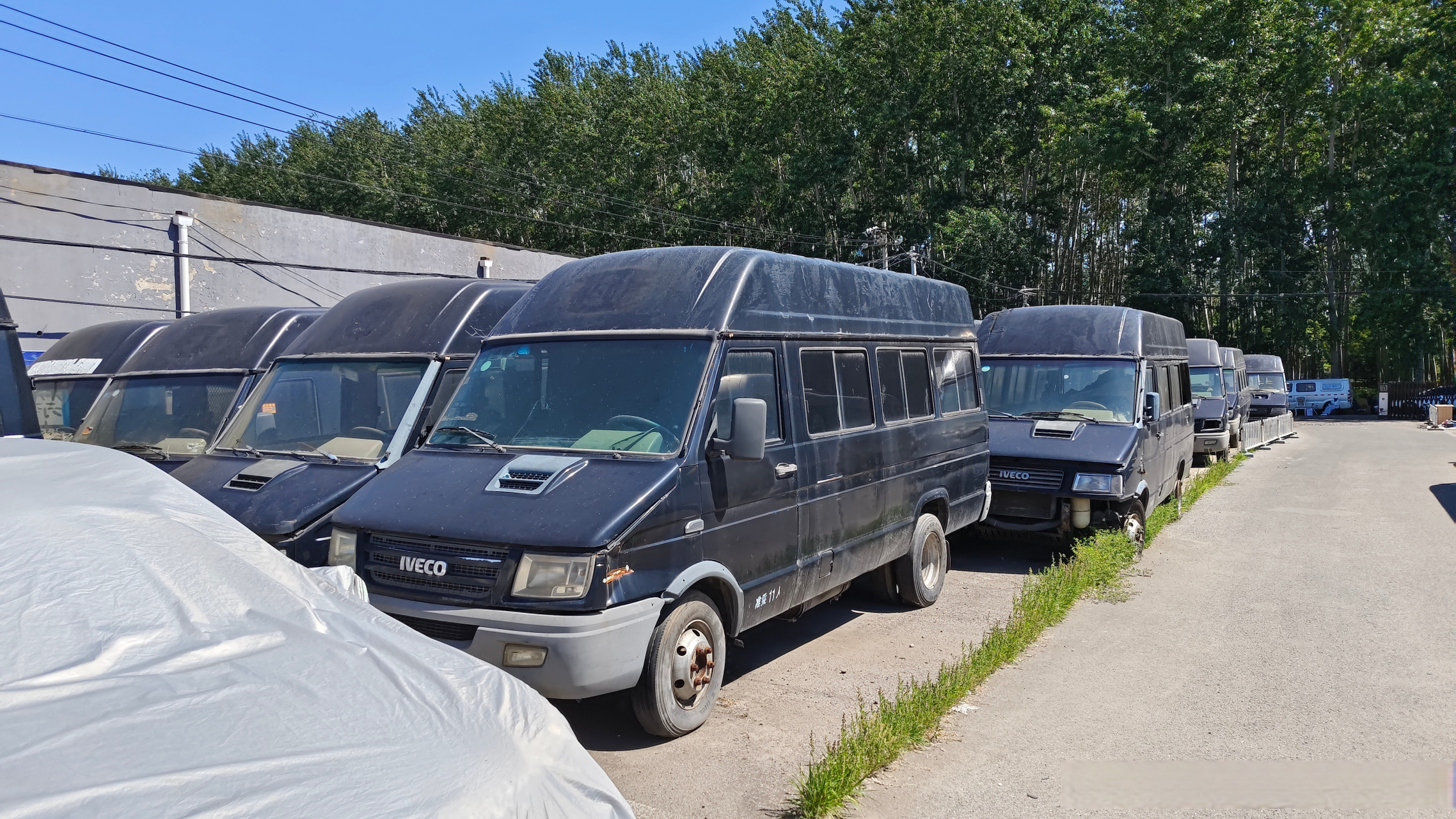 一大片顺丰报废的依维柯,这玩应能干点啥?大家发挥下想象力.