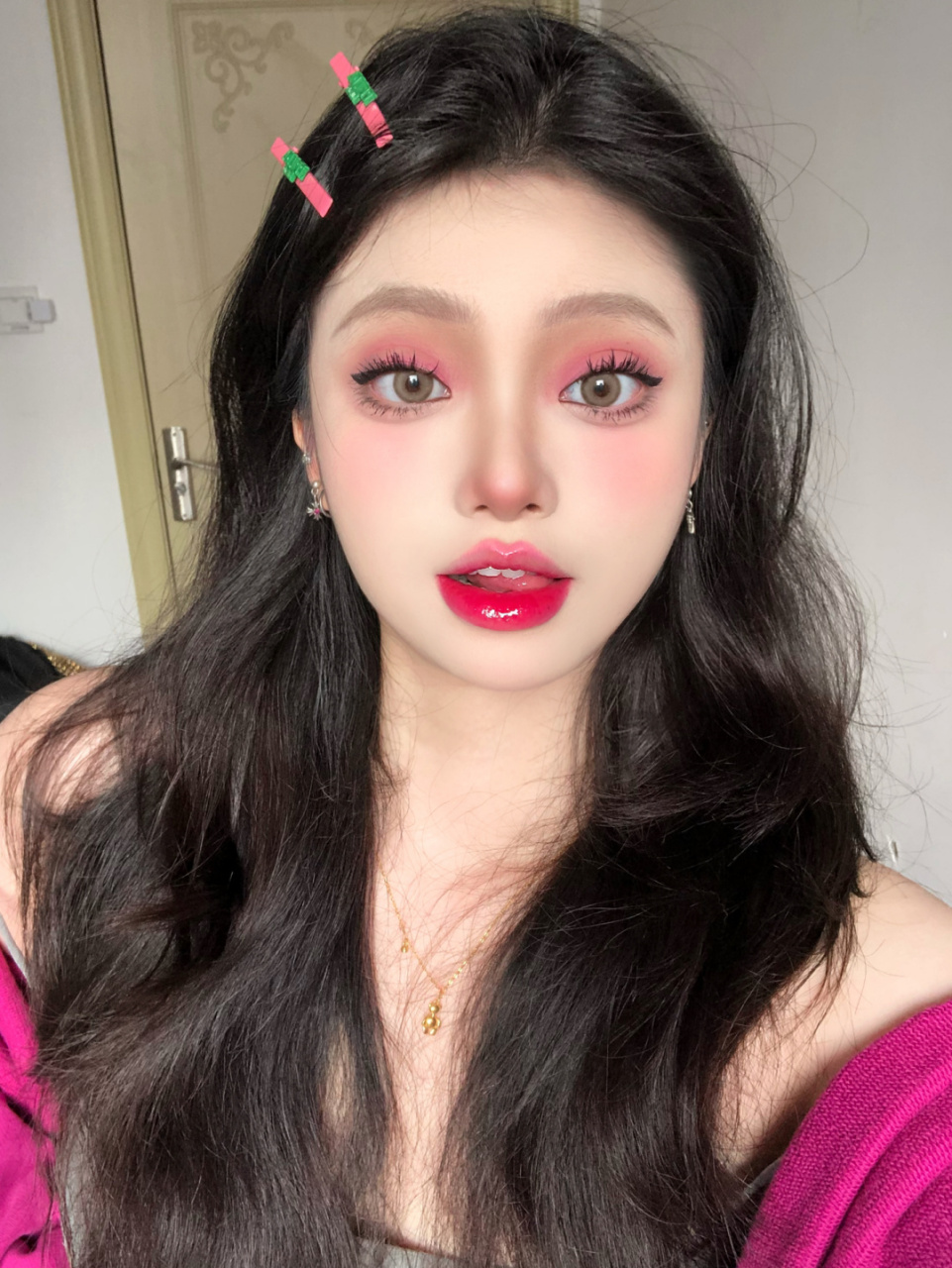 昨天化了一个我超喜欢的玫粉色系妆容,只是最近成都一直阴天,都拍不出