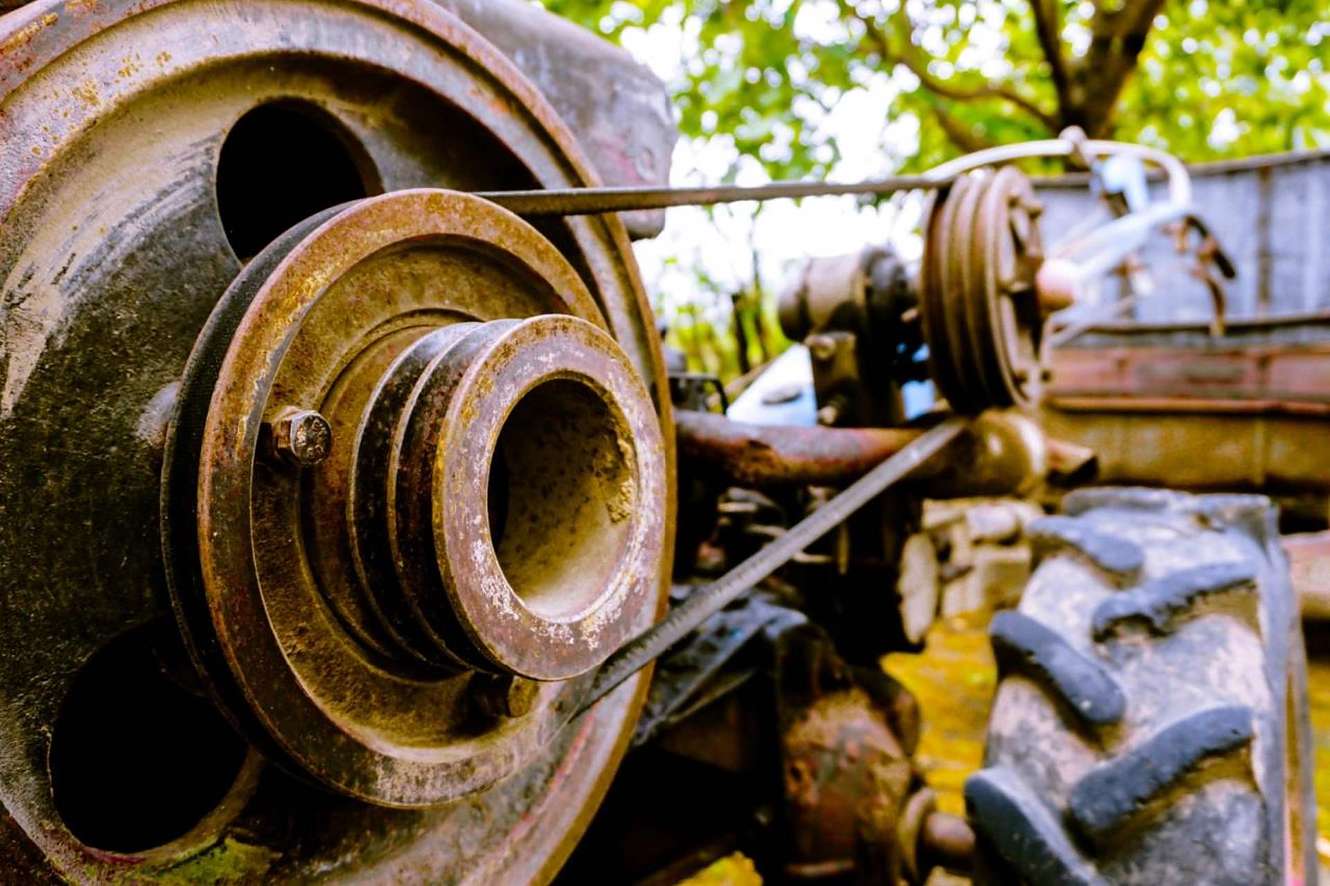 老式手扶拖拉机 老式手扶拖拉机 手摇启动发动机 声音很浪真好听 中国