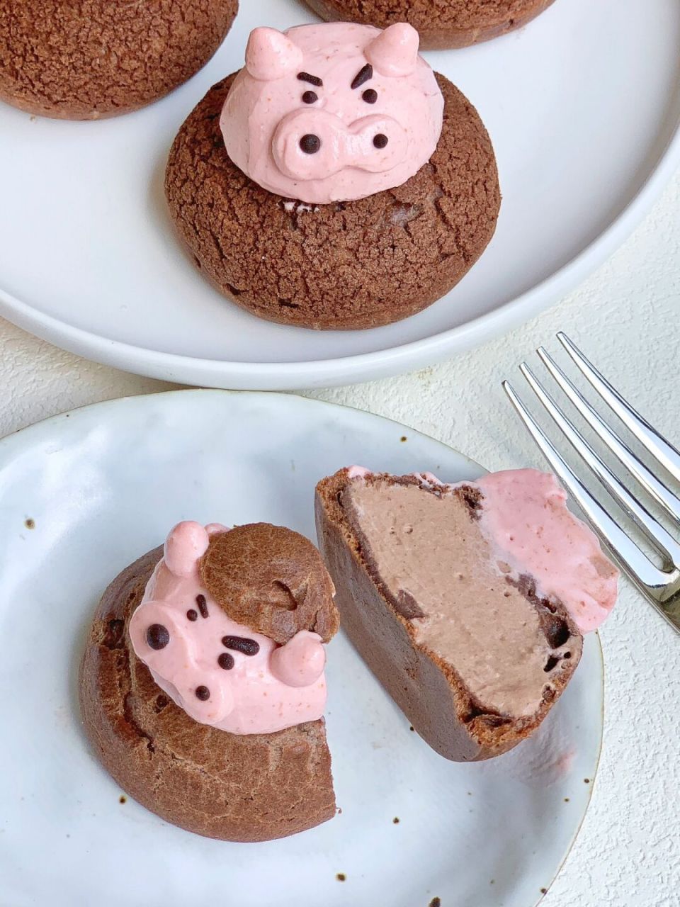 今天是草莓猪猪头配可可奶油大泡芙!