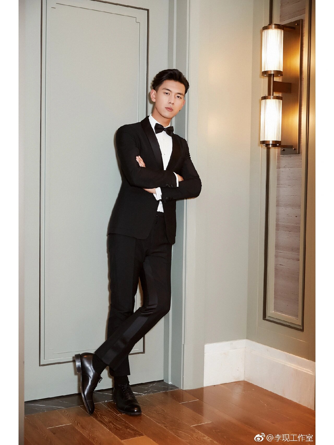 李现黑色西装皮鞋黑袜