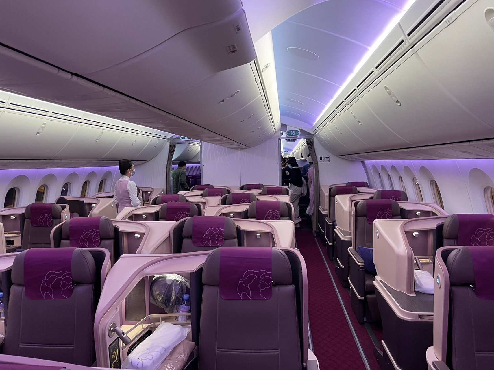 吉祥航空最美航班|打卡波音787公务舱 就凭飞机上的粉紫色 我也想吹爆