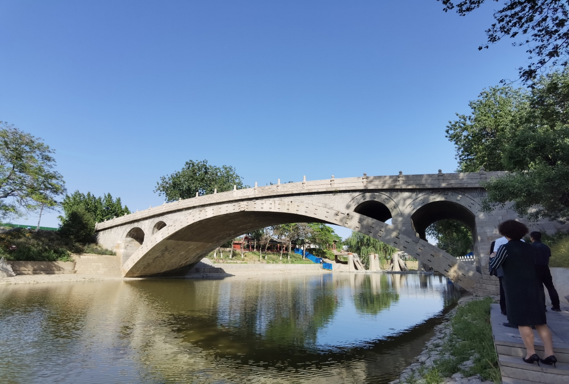 河北省赵县的洨河上,有一座世界闻名的石拱桥,叫安济桥,又叫赵州桥