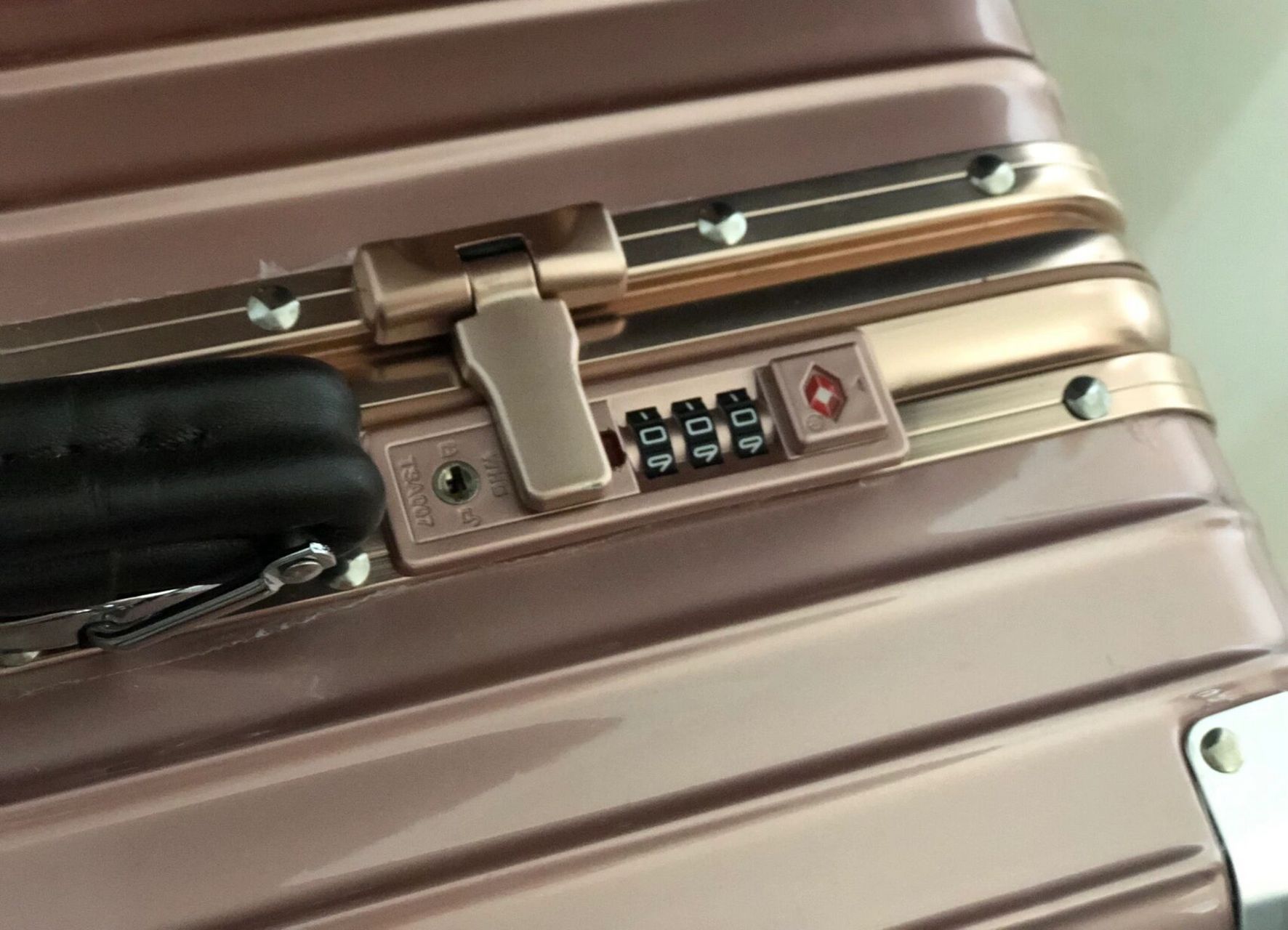 行李箱密码忘了,打不开 行李箱是tsa007密码锁,密码多少?