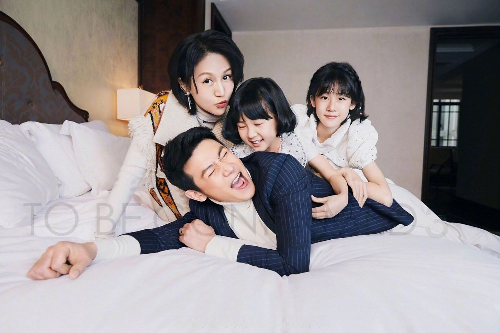 陆毅鲍蕾一家四口不仅共用了同一张脸,还共用了同一条腿,陆毅鲍蕾的